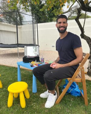 Inês Aires Pereira Instagram - E assim se faz uma festa! Obrigada @pontocaramelo ! Bolo! Catering! Decoração! Nunca desiludem! Só surpreendem! 
Obrigada também ao Victor da @mypartyoeiras que fez pinturas faciais INCRÍVEIS! 💛💛💛💛💛