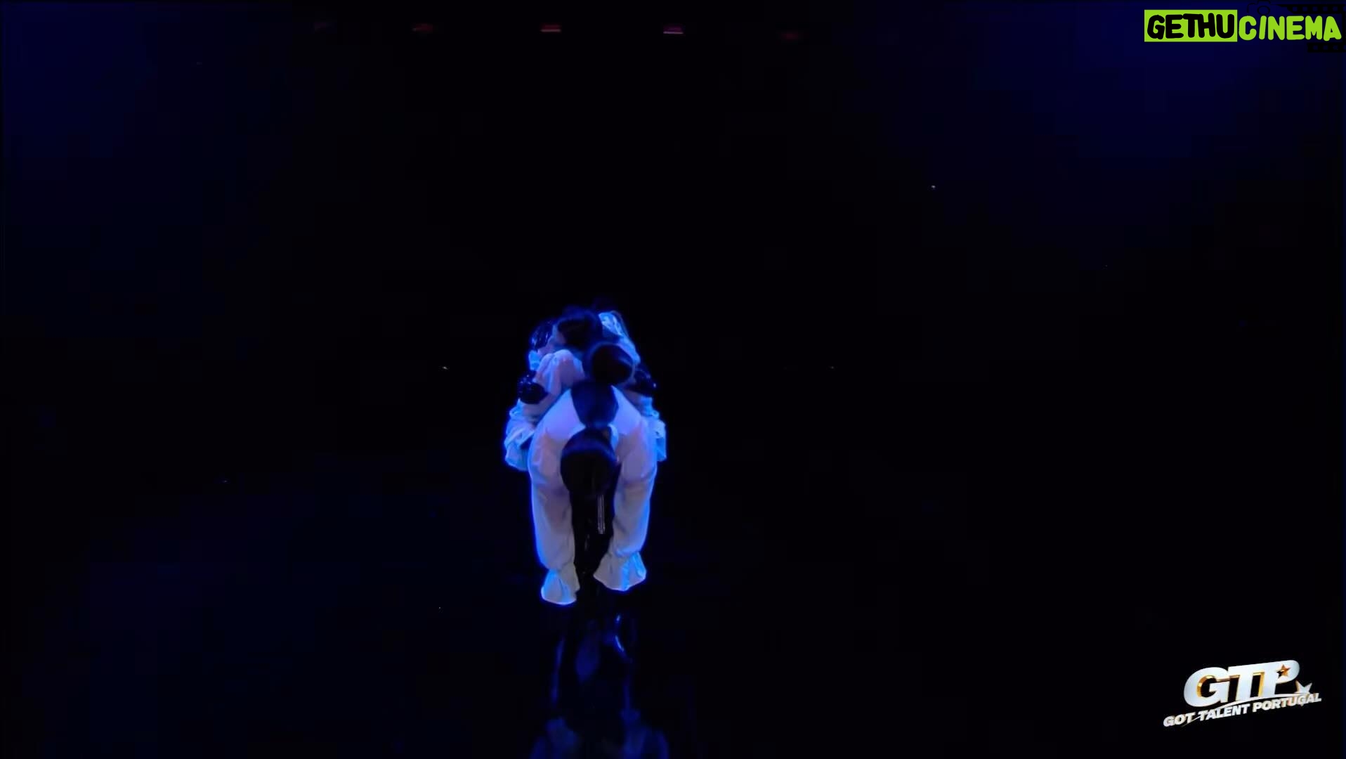 Inês Aires Pereira Instagram - Aqui vai a atuação completa da abertura do @gottalentpt ! OBRIGADA AOS BAILARINOS MAIS LINDOS E FIXES por me porem a dançar! @nunopesqueira @danielgamitosoares @le_marquezz @patricia_m_lima @adrianasequeiira @joanaduran16 @_inescc_ @ana_isabel_diniz VOCÊS SÃO POWER 🔥
