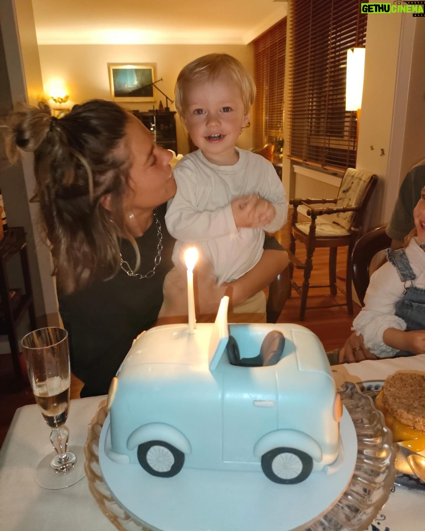 Inês Aires Pereira Instagram - NUNCA DESILUDE! Que sonho de bolo é este? Quando estou no porto, os bolos é com ela: @amor.a.colher ! Nós e ovo… foi todoooo! Obrigada 🩵