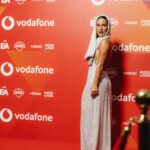 Inês Aires Pereira Instagram - Olha que noite bem passada a premiar a música portuguesa! Obrigada @playpremiosdamusicaportuguesa pelo convite! Agora vamos ao look DRAMÁTICO: Styling @ritaprietoalves_styling Custom-made dress @atelier_prata Sapatos @aldo_shoes Pulseira @tousjewelry Makeup @raquelestevens Hair @madmoisellehairstylist @griffehairstyle PHOTOS @afonsodbatista AMEI 💫