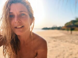 Inês Castel-Branco Instagram - Não, eu não estou numa praia deserta. Nem estão 30 graus. Não se preocupem. É tudo filtros.