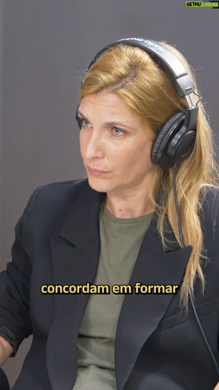 Inês Castel-Branco Instagram - Nas últimas cinco décadas, Portugal atravessou sete crises económicas. Neste episódio, José Alberto Ferreira e Inês Castel-Branco mergulham nos períodos mais conturbados da economia nacional para caracterizar cada um deles e explicar como os economistas diagnosticam estes momentos em que a produção de um país cai e o rendimento das pessoas diminui. Neste vídeo, o economista José Alberto Ferreira fala sobre a primeira intervenção do FMI em Portugal, em 1977. «Éramos uma jovem democracia, que vinha de uma narrativa de várias décadas do Estado Novo, de cofres cheios e de contas certas. Mas, com um setor empresarial público a crescer tanto, o Estado perdeu a conta às empresas que tinha e o quanto custava mantê-las». Ouça o episódio «50 anos, sete crises» nas plataformas habituais de podcast. 🎧 Subscreva, seguindo o link na bio. #in_pertinentepodcast #economia