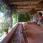 Inês Castel-Branco Instagram - Passei um fim de semana de sonho no @nomademelides. A minha amiga Madalena, daquelas amigas desde miúda que é incrível e que nunca me vai falhar, comprou este sítio lindo e recebe como só ela e a família sempre nos habituaram. Cada cantinho é mágico com verde e espécies diferentes por todo o lado. Com especial atenção à sustentabilidade ,os pormenores de cada quarto e o conforto e bom gosto valem a visita mesmo que não a conheçam. Sou suspeita mas acho que deviam lá ir. ❤️