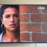 Inês Castel-Branco Instagram – Que primeiro episódio bonito. Que orgulho de fazer parte desta série. E que actriz do caraças que é a Luciana Balby. Estreou ontem na TVI  mas podem pôr para trás e ver. Não percam. Mesmo. Parabéns a todos e em especial ao realizador António Borges Correia. Ah! E o segundo episódio é já hoje!!!