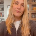 Inês Castel-Branco Instagram - Nova temporada de Inacreditável sai hoje!! Não percam. Um podcast da @radiocomercial ❤️