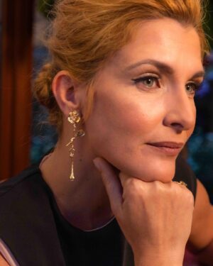 Inês Castel-Branco Instagram - Ontem foi noite de Emmys. Faço televisão há mais de 20 anos e acho que ontem senti mesmo orgulho disso. Ver aquela sala cheia de pessoas a dizerem bem e a premiarem o que de melhor se faz em televisão.  Foi uma experiência incrível.  Queria só vir aqui dizer isto e agradecer ao @luiscarvalhoofficial por mais um vestido flawless e à @beatrizjardinha pelas lindas jóias. E obrigada à organização dos @iemmys. Não ganhamos a estátua mas foi espetacular na mesma. Hair and make up by the amazing @sebastianscolarici
