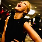 Inês Castel-Branco Instagram – Ontem foi noite de Emmys. Faço televisão há mais de 20 anos e acho que ontem senti mesmo orgulho disso. Ver aquela sala cheia de pessoas a dizerem bem e a premiarem o que de melhor se faz em televisão.  Foi uma experiência incrível.  Queria só vir aqui dizer isto e agradecer ao @luiscarvalhoofficial por mais um vestido flawless e à @beatrizjardinha pelas lindas jóias. E obrigada à organização dos @iemmys. Não ganhamos a estátua mas foi espetacular na mesma. Hair and make up by the amazing @sebastianscolarici