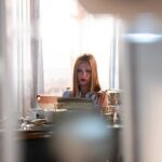 Inês Castel-Branco Instagram – Estamos há 6 meses a cozinhar este Cacau e parece-me que vai estrear no ponto. Se não for um sucesso, não sei se o que será mas que estamos a morrer de orgulho estamos. Juntem a família hoje e liguem na @tvioficial que vai valer a pena. Elenco e equipa agradecem ❤️ #novelas #novelastvi #cacau #pluralentertainment