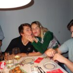 Inês Gutierrez Instagram - O meu @henriquegutierrezz voou para a Austrália 🥹🥲Tenho dois irmãos gémeos, que têm tanta paciência para o Instagram e para a televisão como eu tenho para bricolage e, talvez por isso, não os vejam muito por aqui 🫢 Cresceram comigo, conhecemos o pior e o melhor uns dos outros, somos confidentes e, acima de tudo, muito amigos. Os 10 anos de diferença que temos ou a agenda preenchida de cada um, nunca nos faz esquecer as coisas fortes que vivemos juntos, que nos moldaram... Sentimo-nos um bocadinho uns dos outros, sabem? E mesmo que esteja cada um na sua vida e fiquemos sem falar durante demasiado tempo porque estamos na nossa bolha, irmãos são sempre irmãos. Nada muda. São das poucas pessoas a quem atendo o telefone independentemente do que esteja a fazer, até porque, geralmente, quando me ligam, houve 💩 😎. O @henriquegutierrezz acabou de ter a coragem que eu não tive na idade dele. Trabalhou durante estes últimos meses, junto dinheiro, pegou nas suas malas, tratou de tudo e foi para a Austrália procurar oportunidades, aventura e descoberta. Não sabemos o que o outro lado do mapa lhe reserva, o que é certamente agridoce… Vais ter momentos inesquecíveis, e outros certamente difíceis porque a graça da vida é mesmo essa! E vais voltar cheio de histórias e de mundo... vais descobrir o melhor que há em ti. Como te disse, não há nada melhor (e mais desafiante) do que a mudança: “chego sempre onde quero ir, afastando-me de onde estava”, nunca te esqueças. Faz tudo o que tens a fazer! 🦋 E mana estará por aqui, sempre ❤️ Estou muito orgulhosa.