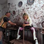 Inês Gutierrez Instagram – Aquilo que tinha ainda para vos mostrar desta viagem à Turquia. Bate-me sempre uma saudade do que vivi passado uns dias de regresso…
1 – Antes de saber que me iam dar um banho, no sentido literal da palavra. Sou fã de massagens, mas os hammams ainda não conhecia. Um banho turco, uma experiência única, ligeiramente constrangedora e diferente de tudo aquilo que já tinha feito.
2 – Pequeno-almoço no hotel incrível onde ficámos na Capadócia, no @lunarcappadociahotel, com o casaco novo que comprei numa loja vintage de rua em Istambul 
3 – A felicidade, a tranquilidade e a beleza de uma passeio de balão na Capadócia
4 – Algures numa gelataria, onde entrei só para escrever o nome da minha filha e onde nem um gelado comi 😂 chamam-se saudades 
5 – O terraço do @lunarcappadociahotel que nos preparou um shooting breakfast (era suposto haver balões atrás de nós mas nesse dia o voo tinha sido cancelado haha)
6 – Tinha que regressar a Istambul para ir ao famoso bairro Fener and Balat, pelo qual me apaixonei 
7 – Porque há rotinas matinais que se mantêm em qualquer sítio do mundo
8 – Quando, a caminho de Şanliurfa, o Driver nos quis levar a um atelier local de cerâmica e tive só dos momentos mais cómicos da minha viagem
9 – Como voltei a Istambul, voltei ao hotel onde já tínhamos estado que é mesmo o meu género, e onde fomos mesmo bem recebidos. @whboutiquehotel, que equipa maravilhosa!
10 – Fener and Balat e aquele sorriso agridoce de quem está no último dia / horas desta viagem.