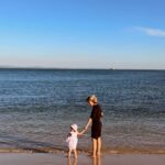 Inês Gutierrez Instagram – A leveza que sinto na vida que escolhi é sinónimo de liberdade ☀️ Viver em tempos em que me é possível chefiar e gerir a minha própria empresa, namorar, fazer viagens com e sem filha, e ser, ao mesmo tempo, a melhor mãe que ela podia ter. Sabemos que ainda há muito por fazer, mas hoje é dia de celebrar os 50 anos após uma revolução. E foi nessa mudança que se marcou um novo rumo e, por enquanto, o caminho somos nós que o fazemos. Usufruir daquilo que já conquistámos, reflectirmos sobre aquilo que ainda podemos fazer e lutar pelo que queremos alcançar. Uma coisa é certa: a minha filha trouxe-me mais liberdade!🌹

#25deabril #liberdade #livre #portugal #regresso
