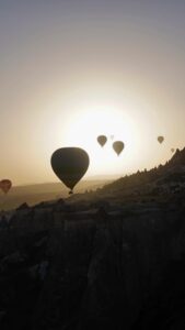 Inês Gutierrez Instagram - AND SHE SAID YES… to the hot air balloon experience in Cappadocia. 😎 #cappadocia #turkishairlines #hotairballoon #experienceofalifetime
