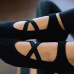 Inês Gutierrez Instagram – Nunca digam nunca a uma modalidade de desporto…🫢 Eu sofria do preconceito de que o pilates era para pessoas mais velhas, pessoas muito calmas e serenas e que servia apenas para alongar. E, mesmo depois de ter muitos médicos (das mais diversas especialidades), a dizerem-me que eu – por vários motivos – deveria fazer pilates (tal como yoga), nunca quis ceder. Acho que até criei uma certa aversão durante algum tempo… “eu tenho demasiada energia para isso!”. Engraçado como hoje estou totalmente rendida a pilates (refiro-me a este tipo com máquinas e personalizado – que é o que faço na @mypilates.pt). Acho que são talvez esse tipo de pessoas que descrevi que mais precisam deste tipo de exercício físico. Além de que – sim… ganhei 2 centímetros de altura provavelmente 😂 (ou é essa a sensação pelo menos!) – trabalha concentração, controlo, fluidez, precisão e fortalecimento dos músculos. Quando estou algum tempo sem ir, noto logo diferença na minha postura e, essencialmente, na minha barriga e nos meus braços. Parecem exercícios tão simples, mas para serem bem feitos, são um desafio. A melhor parte: perceber a evolução de semana para semana. Se nunca experimentaram, experimentem, nem que seja uma vez (e falo para os homens também!!) e sabem o que vão dizer? “Ah, nunca pensei que fosse tão difícil!!”… TENHO A CERTEZA!😎
#pilates #mudanças #alongar #fortalecer #concentrar #focar #fluir #crescer