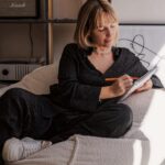 Inês Gutierrez Instagram – Tenho normalizado (acho que posso dizer “temos”) o stress e a ansiedade na loucura dos dias de hoje… muitas preocupações, muita coisa para fazer ao mesmo tempo, os dias tornam-se curtos e continuo a ter apenas duas mãos e dois pés. Procura-se a fórmula perfeita para se ser uma excelente profissional   excelente mãe   excelente filha   excelente namorada   excelente auto-cuidadora   excelente amiga… mas a verdade é que não existe, nem nunca vai existir. O importante é reconhecer isso e encontrar estratégias para recuperar a calma e serenidade, e o medicamento natural Sedatif PC tem sido um bom aliado ! : ) @boironportugal #pub