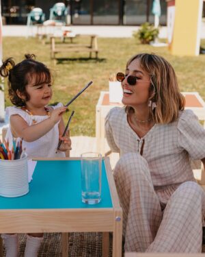 Inês Gutierrez Instagram - Se há coisa que me faz bem à cabeça é ser criança com a minha filha.❤️ Nestas coisas ela é, sem dúvida, a minha melhor companhia, o meu melhor público e a minha gargalhada favorita. E aprendemos tanto, a brincar, juntas 🥹 Passámos um bonito dia da criança mas, para mim, será sempre bebé.🥲
•
#diadacriança #parasemprebebé #sercrianca #serfeliz #brincar #foreverbaby