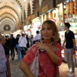 Inês Gutierrez Instagram – Istambul Dump (claro que a última é a minha favorita e não fui eu que tirei 🥹💓)   dicas:
• se tiverem pouco tempo, sugiro pedirem um guia no hotel para conseguirem ir logo aos sítios principais e perceberem o riqueza histórica e cultural da cidade
• peçam ao guia para no final da tour fazerem o passeio de barco (são cerca de €5/ pessoa) e conseguem ficar com uma ideia clara do que é a zona europeia e a zona asiática, as zonas antigas e as zonas modernas… e conseguem ter outro ponto de vista da cidade (apanhámos o barco em Fatih)
• recomendo muito o nosso World House Boutique Hotel: quartos pequenos, mas muito confortáveis; staf incrível e disponível; muito bem localizado (numa das zonas mais giras, para mim!); e com um café muito cool logo à entrada
• conhecer (nem que seja por fora): Sultan Ahmet Camii (mesquita azul); Sultan Ahmet Park; Santa Sofia; Gülhane Parkı; Grande Bazar ou Spice Bazar (a um dos dois têm que ir); Mesquita Süleymaniye; Ponte de Gálata; Taksim Square; Fatih Mosque
• subirem até ao Seven Hills Restaurant – que é mega turístico – mas que tem uma vista brutal para a Mesquita Azul e para a Santa Sofia. É só entrarem no restaurante e apanharem o elevador até ao último andar! 
• perderem-se pelas ruas cheias de cheiros, aromas e vida…entrarem em lojas vintage, lojas de segunda mão, lojas de neons com imensa pinta.. há um lado muito criativo e característico de Istambul que adorei.
• se gostarem de tapetes com qualidade estão no sítio certo (mas prepararem-se para negociar preços altíssimos! Não comprámos, mas a experiência foi gira)
• tivemos pouco tempo para explorar a zona asiática porque só estivemos 2 dias na cidade, mas também tem coisas muito interessantes
• visitar o bairro Bener and Balat, todo colorido e super pitoresco (não conseguimos ir e tivemos mesmo pena!!)
• se vos apetecer um brunch: Dükkan Galata
• para um jantar mais acessível, com uma vista linda de noite (está no meu dump) e comida muito saborosa e típica  recomendo o Rakofoli Karaköy // para um restaurante mais gourmet recomendo o menu de degustação do Chef vão ao Aheste (€80/ pessoa; é considerado um dos melhores restaurantes da zona moderna) #turquia #istanbul