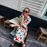 Inês Gutierrez Instagram – Istambul Dump (claro que a última é a minha favorita e não fui eu que tirei 🥹💓)   dicas:
• se tiverem pouco tempo, sugiro pedirem um guia no hotel para conseguirem ir logo aos sítios principais e perceberem o riqueza histórica e cultural da cidade
• peçam ao guia para no final da tour fazerem o passeio de barco (são cerca de €5/ pessoa) e conseguem ficar com uma ideia clara do que é a zona europeia e a zona asiática, as zonas antigas e as zonas modernas… e conseguem ter outro ponto de vista da cidade (apanhámos o barco em Fatih)
• recomendo muito o nosso World House Boutique Hotel: quartos pequenos, mas muito confortáveis; staf incrível e disponível; muito bem localizado (numa das zonas mais giras, para mim!); e com um café muito cool logo à entrada
• conhecer (nem que seja por fora): Sultan Ahmet Camii (mesquita azul); Sultan Ahmet Park; Santa Sofia; Gülhane Parkı; Grande Bazar ou Spice Bazar (a um dos dois têm que ir); Mesquita Süleymaniye; Ponte de Gálata; Taksim Square; Fatih Mosque
• subirem até ao Seven Hills Restaurant – que é mega turístico – mas que tem uma vista brutal para a Mesquita Azul e para a Santa Sofia. É só entrarem no restaurante e apanharem o elevador até ao último andar! 
• perderem-se pelas ruas cheias de cheiros, aromas e vida…entrarem em lojas vintage, lojas de segunda mão, lojas de neons com imensa pinta.. há um lado muito criativo e característico de Istambul que adorei.
• se gostarem de tapetes com qualidade estão no sítio certo (mas prepararem-se para negociar preços altíssimos! Não comprámos, mas a experiência foi gira)
• tivemos pouco tempo para explorar a zona asiática porque só estivemos 2 dias na cidade, mas também tem coisas muito interessantes
• visitar o bairro Bener and Balat, todo colorido e super pitoresco (não conseguimos ir e tivemos mesmo pena!!)
• se vos apetecer um brunch: Dükkan Galata
• para um jantar mais acessível, com uma vista linda de noite (está no meu dump) e comida muito saborosa e típica  recomendo o Rakofoli Karaköy // para um restaurante mais gourmet recomendo o menu de degustação do Chef vão ao Aheste (€80/ pessoa; é considerado um dos melhores restaurantes da zona moderna) #turquia #istanbul
