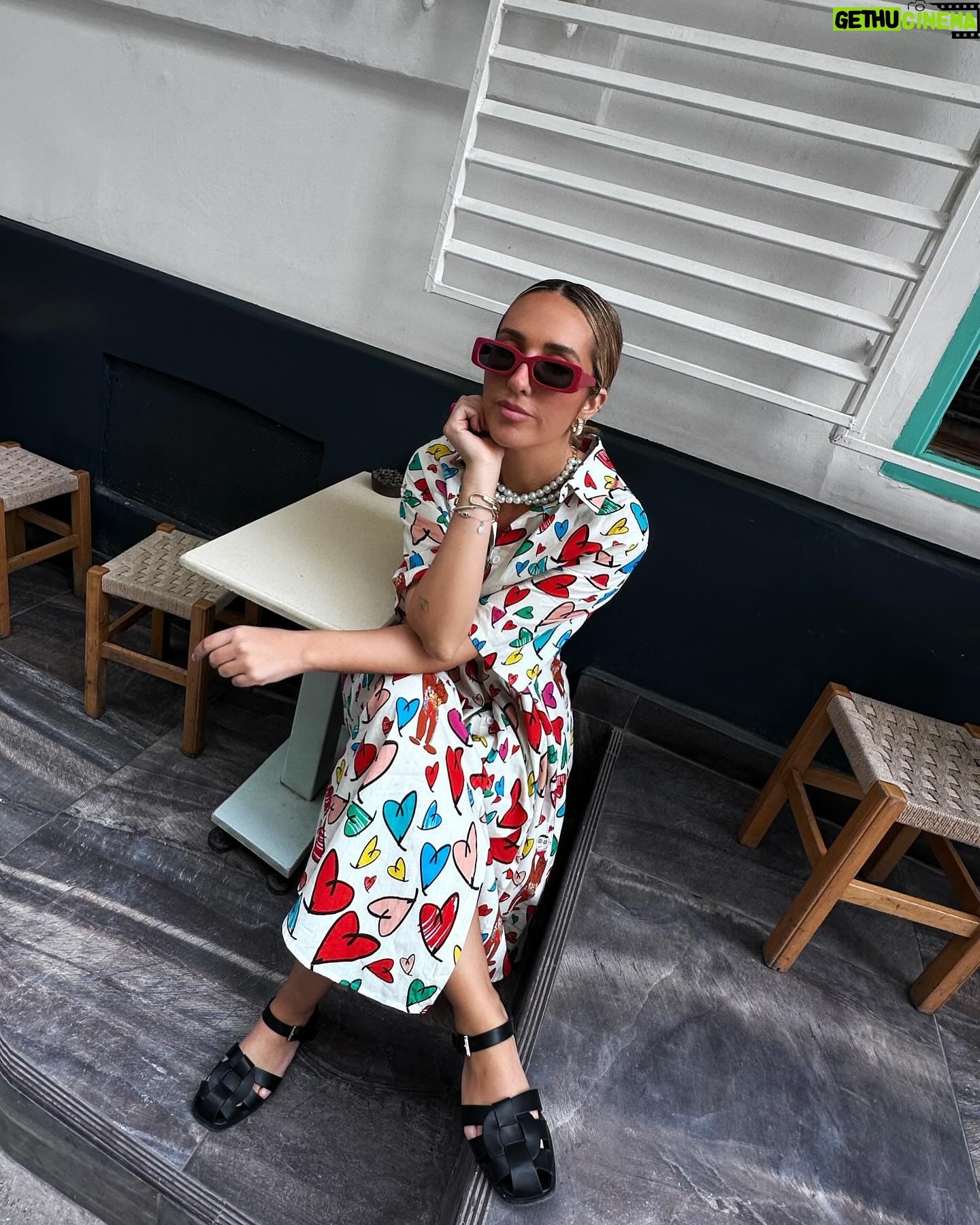 Inês Gutierrez Instagram - Istambul Dump (claro que a última é a minha favorita e não fui eu que tirei 🥹💓) dicas: • se tiverem pouco tempo, sugiro pedirem um guia no hotel para conseguirem ir logo aos sítios principais e perceberem o riqueza histórica e cultural da cidade • peçam ao guia para no final da tour fazerem o passeio de barco (são cerca de €5/ pessoa) e conseguem ficar com uma ideia clara do que é a zona europeia e a zona asiática, as zonas antigas e as zonas modernas… e conseguem ter outro ponto de vista da cidade (apanhámos o barco em Fatih) • recomendo muito o nosso World House Boutique Hotel: quartos pequenos, mas muito confortáveis; staf incrível e disponível; muito bem localizado (numa das zonas mais giras, para mim!); e com um café muito cool logo à entrada • conhecer (nem que seja por fora): Sultan Ahmet Camii (mesquita azul); Sultan Ahmet Park; Santa Sofia; Gülhane Parkı; Grande Bazar ou Spice Bazar (a um dos dois têm que ir); Mesquita Süleymaniye; Ponte de Gálata; Taksim Square; Fatih Mosque • subirem até ao Seven Hills Restaurant - que é mega turístico - mas que tem uma vista brutal para a Mesquita Azul e para a Santa Sofia. É só entrarem no restaurante e apanharem o elevador até ao último andar! • perderem-se pelas ruas cheias de cheiros, aromas e vida…entrarem em lojas vintage, lojas de segunda mão, lojas de neons com imensa pinta.. há um lado muito criativo e característico de Istambul que adorei. • se gostarem de tapetes com qualidade estão no sítio certo (mas prepararem-se para negociar preços altíssimos! Não comprámos, mas a experiência foi gira) • tivemos pouco tempo para explorar a zona asiática porque só estivemos 2 dias na cidade, mas também tem coisas muito interessantes • visitar o bairro Bener and Balat, todo colorido e super pitoresco (não conseguimos ir e tivemos mesmo pena!!) • se vos apetecer um brunch: Dükkan Galata • para um jantar mais acessível, com uma vista linda de noite (está no meu dump) e comida muito saborosa e típica recomendo o Rakofoli Karaköy // para um restaurante mais gourmet recomendo o menu de degustação do Chef vão ao Aheste (€80/ pessoa; é considerado um dos melhores restaurantes da zona moderna) #turquia #istanbul