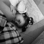Inês Gutierrez Instagram - Como é que este não podia ser o meu riso preferido do mundo? Praticamente a chorar a rir 🥹🥲 Percebem que nenhuma chatice do meu dia - e, sim, até mesmo as da maternidade - tem o peso que tinha, quando chego ao final do dia e vejo isto? 🥲. Achei que este vídeo vos ia alegrar a quarta-feira… é que é tão bom ser feliz! ❤️ E é ainda melhor fazer a minha pessoa favorita feliz, mesmo que seja a meio de um jantar, no meio de arroz e salmão, e em que estou literalmente do outro lado da cozinha só e apenas aos pulos com um saco do lixo nas mãos! É que por isto… fazemos TUDO. #aminhapessoafavorita #bebefeliz