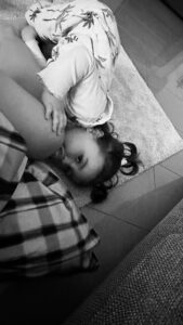 Inês Gutierrez Instagram - Como é que este não podia ser o meu riso preferido do mundo? Praticamente a chorar a rir 🥹🥲 Percebem que nenhuma chatice do meu dia - e, sim, até mesmo as da maternidade - tem o peso que tinha, quando chego ao final do dia e vejo isto? 🥲. Achei que este vídeo vos ia alegrar a quarta-feira… é que é tão bom ser feliz! ❤️ E é ainda melhor fazer a minha pessoa favorita feliz, mesmo que seja a meio de um jantar, no meio de arroz e salmão, e em que estou literalmente do outro lado da cozinha só e apenas aos pulos com um saco do lixo nas mãos! É que por isto… fazemos TUDO. #aminhapessoafavorita #bebefeliz