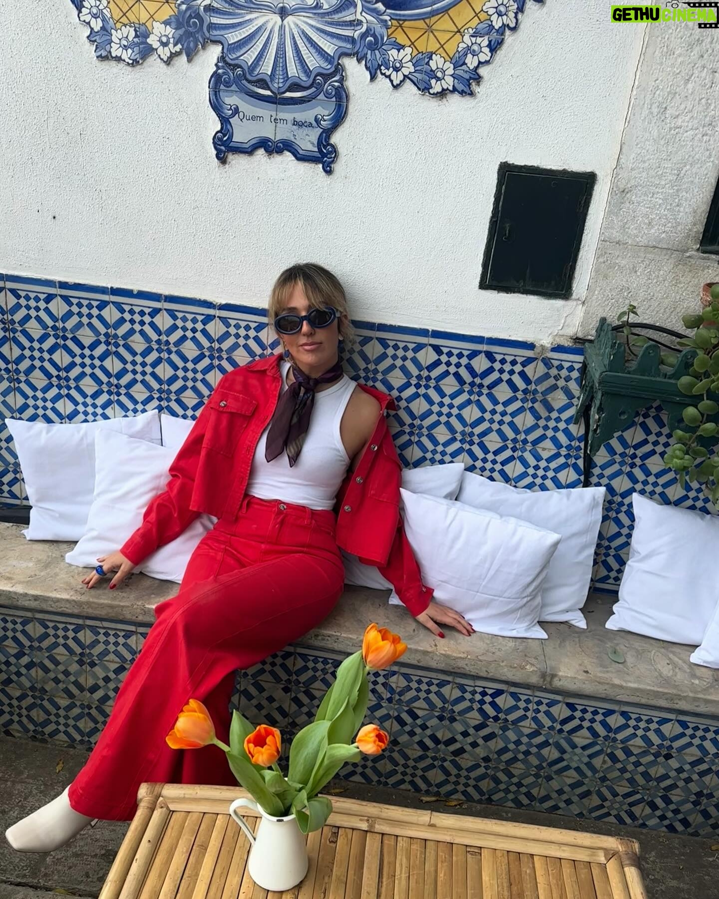 Inês Gutierrez Instagram - One day in red. Óbvio que a parte mais ❤️ está na última fotografia 🤭. Não se aguenta!