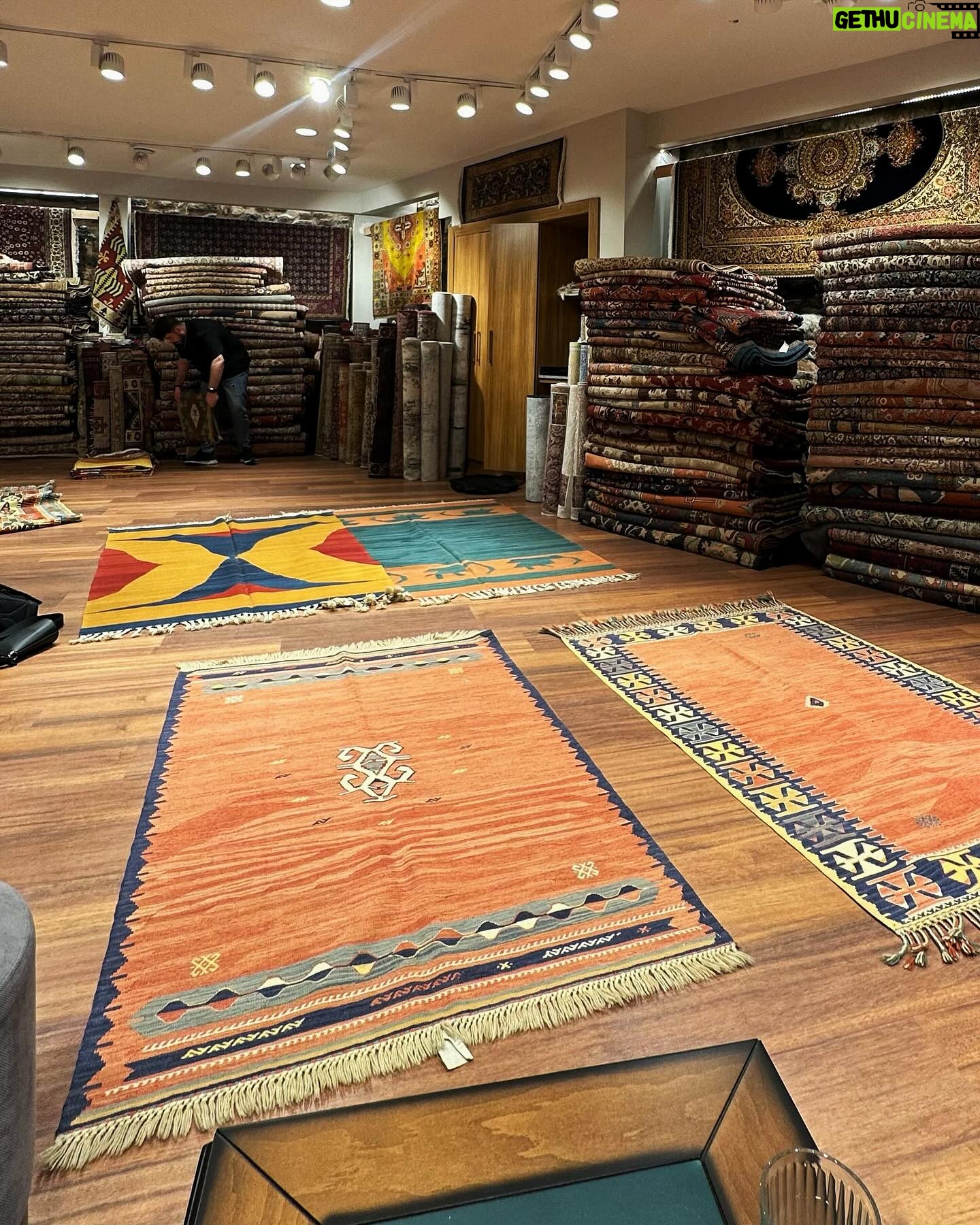 Inês Gutierrez Instagram - Istambul Dump (claro que a última é a minha favorita e não fui eu que tirei 🥹💓) dicas: • se tiverem pouco tempo, sugiro pedirem um guia no hotel para conseguirem ir logo aos sítios principais e perceberem o riqueza histórica e cultural da cidade • peçam ao guia para no final da tour fazerem o passeio de barco (são cerca de €5/ pessoa) e conseguem ficar com uma ideia clara do que é a zona europeia e a zona asiática, as zonas antigas e as zonas modernas… e conseguem ter outro ponto de vista da cidade (apanhámos o barco em Fatih) • recomendo muito o nosso World House Boutique Hotel: quartos pequenos, mas muito confortáveis; staf incrível e disponível; muito bem localizado (numa das zonas mais giras, para mim!); e com um café muito cool logo à entrada • conhecer (nem que seja por fora): Sultan Ahmet Camii (mesquita azul); Sultan Ahmet Park; Santa Sofia; Gülhane Parkı; Grande Bazar ou Spice Bazar (a um dos dois têm que ir); Mesquita Süleymaniye; Ponte de Gálata; Taksim Square; Fatih Mosque • subirem até ao Seven Hills Restaurant - que é mega turístico - mas que tem uma vista brutal para a Mesquita Azul e para a Santa Sofia. É só entrarem no restaurante e apanharem o elevador até ao último andar! • perderem-se pelas ruas cheias de cheiros, aromas e vida…entrarem em lojas vintage, lojas de segunda mão, lojas de neons com imensa pinta.. há um lado muito criativo e característico de Istambul que adorei. • se gostarem de tapetes com qualidade estão no sítio certo (mas prepararem-se para negociar preços altíssimos! Não comprámos, mas a experiência foi gira) • tivemos pouco tempo para explorar a zona asiática porque só estivemos 2 dias na cidade, mas também tem coisas muito interessantes • visitar o bairro Bener and Balat, todo colorido e super pitoresco (não conseguimos ir e tivemos mesmo pena!!) • se vos apetecer um brunch: Dükkan Galata • para um jantar mais acessível, com uma vista linda de noite (está no meu dump) e comida muito saborosa e típica recomendo o Rakofoli Karaköy // para um restaurante mais gourmet recomendo o menu de degustação do Chef vão ao Aheste (€80/ pessoa; é considerado um dos melhores restaurantes da zona moderna) #turquia #istanbul