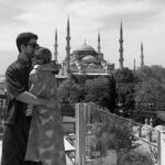 Inês Gutierrez Instagram – Istambul Dump (claro que a última é a minha favorita e não fui eu que tirei 🥹💓)   dicas:
• se tiverem pouco tempo, sugiro pedirem um guia no hotel para conseguirem ir logo aos sítios principais e perceberem o riqueza histórica e cultural da cidade
• peçam ao guia para no final da tour fazerem o passeio de barco (são cerca de €5/ pessoa) e conseguem ficar com uma ideia clara do que é a zona europeia e a zona asiática, as zonas antigas e as zonas modernas… e conseguem ter outro ponto de vista da cidade (apanhámos o barco em Fatih)
• recomendo muito o nosso World House Boutique Hotel: quartos pequenos, mas muito confortáveis; staf incrível e disponível; muito bem localizado (numa das zonas mais giras, para mim!); e com um café muito cool logo à entrada
• conhecer (nem que seja por fora): Sultan Ahmet Camii (mesquita azul); Sultan Ahmet Park; Santa Sofia; Gülhane Parkı; Grande Bazar ou Spice Bazar (a um dos dois têm que ir); Mesquita Süleymaniye; Ponte de Gálata; Taksim Square; Fatih Mosque
• subirem até ao Seven Hills Restaurant – que é mega turístico – mas que tem uma vista brutal para a Mesquita Azul e para a Santa Sofia. É só entrarem no restaurante e apanharem o elevador até ao último andar! 
• perderem-se pelas ruas cheias de cheiros, aromas e vida…entrarem em lojas vintage, lojas de segunda mão, lojas de neons com imensa pinta.. há um lado muito criativo e característico de Istambul que adorei.
• se gostarem de tapetes com qualidade estão no sítio certo (mas prepararem-se para negociar preços altíssimos! Não comprámos, mas a experiência foi gira)
• tivemos pouco tempo para explorar a zona asiática porque só estivemos 2 dias na cidade, mas também tem coisas muito interessantes
• visitar o bairro Bener and Balat, todo colorido e super pitoresco (não conseguimos ir e tivemos mesmo pena!!)
• se vos apetecer um brunch: Dükkan Galata
• para um jantar mais acessível, com uma vista linda de noite (está no meu dump) e comida muito saborosa e típica  recomendo o Rakofoli Karaköy // para um restaurante mais gourmet recomendo o menu de degustação do Chef vão ao Aheste (€80/ pessoa; é considerado um dos melhores restaurantes da zona moderna) #turquia #istanbul