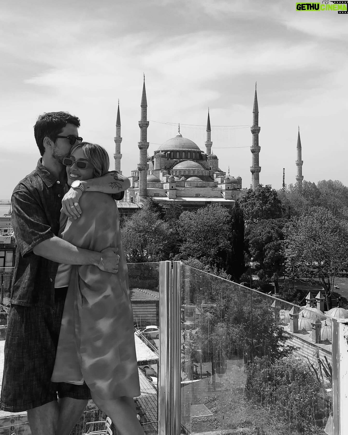 Inês Gutierrez Instagram - Istambul Dump (claro que a última é a minha favorita e não fui eu que tirei 🥹💓) dicas: • se tiverem pouco tempo, sugiro pedirem um guia no hotel para conseguirem ir logo aos sítios principais e perceberem o riqueza histórica e cultural da cidade • peçam ao guia para no final da tour fazerem o passeio de barco (são cerca de €5/ pessoa) e conseguem ficar com uma ideia clara do que é a zona europeia e a zona asiática, as zonas antigas e as zonas modernas… e conseguem ter outro ponto de vista da cidade (apanhámos o barco em Fatih) • recomendo muito o nosso World House Boutique Hotel: quartos pequenos, mas muito confortáveis; staf incrível e disponível; muito bem localizado (numa das zonas mais giras, para mim!); e com um café muito cool logo à entrada • conhecer (nem que seja por fora): Sultan Ahmet Camii (mesquita azul); Sultan Ahmet Park; Santa Sofia; Gülhane Parkı; Grande Bazar ou Spice Bazar (a um dos dois têm que ir); Mesquita Süleymaniye; Ponte de Gálata; Taksim Square; Fatih Mosque • subirem até ao Seven Hills Restaurant - que é mega turístico - mas que tem uma vista brutal para a Mesquita Azul e para a Santa Sofia. É só entrarem no restaurante e apanharem o elevador até ao último andar! • perderem-se pelas ruas cheias de cheiros, aromas e vida…entrarem em lojas vintage, lojas de segunda mão, lojas de neons com imensa pinta.. há um lado muito criativo e característico de Istambul que adorei. • se gostarem de tapetes com qualidade estão no sítio certo (mas prepararem-se para negociar preços altíssimos! Não comprámos, mas a experiência foi gira) • tivemos pouco tempo para explorar a zona asiática porque só estivemos 2 dias na cidade, mas também tem coisas muito interessantes • visitar o bairro Bener and Balat, todo colorido e super pitoresco (não conseguimos ir e tivemos mesmo pena!!) • se vos apetecer um brunch: Dükkan Galata • para um jantar mais acessível, com uma vista linda de noite (está no meu dump) e comida muito saborosa e típica recomendo o Rakofoli Karaköy // para um restaurante mais gourmet recomendo o menu de degustação do Chef vão ao Aheste (€80/ pessoa; é considerado um dos melhores restaurantes da zona moderna) #turquia #istanbul