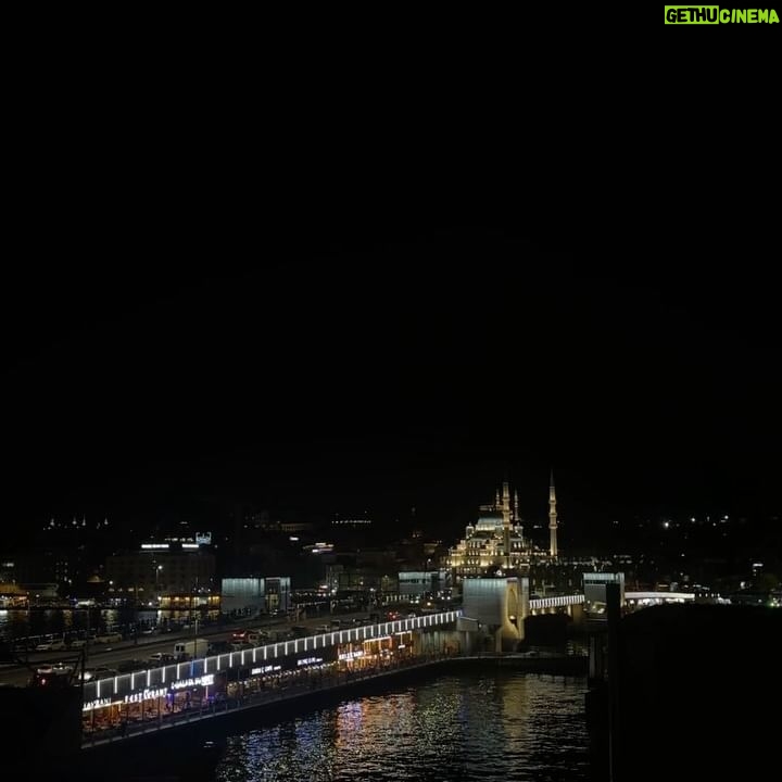 Inês Gutierrez Instagram - Istambul Dump (claro que a última é a minha favorita e não fui eu que tirei 🥹💓) dicas: • se tiverem pouco tempo, sugiro pedirem um guia no hotel para conseguirem ir logo aos sítios principais e perceberem o riqueza histórica e cultural da cidade • peçam ao guia para no final da tour fazerem o passeio de barco (são cerca de €5/ pessoa) e conseguem ficar com uma ideia clara do que é a zona europeia e a zona asiática, as zonas antigas e as zonas modernas… e conseguem ter outro ponto de vista da cidade (apanhámos o barco em Fatih) • recomendo muito o nosso World House Boutique Hotel: quartos pequenos, mas muito confortáveis; staf incrível e disponível; muito bem localizado (numa das zonas mais giras, para mim!); e com um café muito cool logo à entrada • conhecer (nem que seja por fora): Sultan Ahmet Camii (mesquita azul); Sultan Ahmet Park; Santa Sofia; Gülhane Parkı; Grande Bazar ou Spice Bazar (a um dos dois têm que ir); Mesquita Süleymaniye; Ponte de Gálata; Taksim Square; Fatih Mosque • subirem até ao Seven Hills Restaurant - que é mega turístico - mas que tem uma vista brutal para a Mesquita Azul e para a Santa Sofia. É só entrarem no restaurante e apanharem o elevador até ao último andar! • perderem-se pelas ruas cheias de cheiros, aromas e vida…entrarem em lojas vintage, lojas de segunda mão, lojas de neons com imensa pinta.. há um lado muito criativo e característico de Istambul que adorei. • se gostarem de tapetes com qualidade estão no sítio certo (mas prepararem-se para negociar preços altíssimos! Não comprámos, mas a experiência foi gira) • tivemos pouco tempo para explorar a zona asiática porque só estivemos 2 dias na cidade, mas também tem coisas muito interessantes • visitar o bairro Bener and Balat, todo colorido e super pitoresco (não conseguimos ir e tivemos mesmo pena!!) • se vos apetecer um brunch: Dükkan Galata • para um jantar mais acessível, com uma vista linda de noite (está no meu dump) e comida muito saborosa e típica recomendo o Rakofoli Karaköy // para um restaurante mais gourmet recomendo o menu de degustação do Chef vão ao Aheste (€80/ pessoa; é considerado um dos melhores restaurantes da zona moderna) #turquia #istanbul