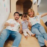 Inês Gutierrez Instagram – A minha bebé-feliz ☀️ O sorriso da minha filha nestas fotografias grita ALEGRIA! Íamos só juntar a família e os amigos mais próximos para soprar as velas porque estávamos no caos de mudanças e, de repente, eu digo “Oh João, e se organizássemos um atelier de pintura e todos levassem as suas t-shirts?”. E assim foi: de repente a @cabanaparque foi a nossa casa neste dia, com um workshop de pintura sensorial (e comestível) para todos os pais e filhos pela @jumpinbytiazana e a incrível decoração pensada ao detalhe e com toda a entrega e coração @duma_familyinspired 🥹 É que não conseguimos fazer de outra forma. Somos assim… INTENSOS! E esta festa foi pensada para a Malu, que tem dado cor aos nossos dias. 🎨 E que dia colorido foi este!
Obrigada @joannacorreia_ por estes registos que tornaram este post muito desafiante 😅😍 e obrigada @numinstante.mg por este bolo dos 2 anos mais bonitos das nossas vidas (estava delicioso!!).
Não há nada que me deixe mais feliz do que ver os outros felizes… e, quando se trata da minha filha, vale a dobrar. Estou tão orgulhosa da minha boneca, da minha família e de quem escolhe estar por perto.🍀

#bday #malu #2 #partners