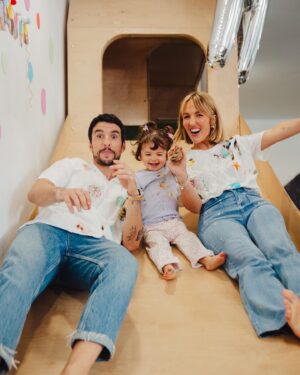 Inês Gutierrez Instagram - A minha bebé-feliz ☀️ O sorriso da minha filha nestas fotografias grita ALEGRIA! Íamos só juntar a família e os amigos mais próximos para soprar as velas porque estávamos no caos de mudanças e, de repente, eu digo “Oh João, e se organizássemos um atelier de pintura e todos levassem as suas t-shirts?”. E assim foi: de repente a @cabanaparque foi a nossa casa neste dia, com um workshop de pintura sensorial (e comestível) para todos os pais e filhos pela @jumpinbytiazana e a incrível decoração pensada ao detalhe e com toda a entrega e coração @duma_familyinspired 🥹 É que não conseguimos fazer de outra forma. Somos assim… INTENSOS! E esta festa foi pensada para a Malu, que tem dado cor aos nossos dias. 🎨 E que dia colorido foi este!
Obrigada @joannacorreia_ por estes registos que tornaram este post muito desafiante 😅😍 e obrigada @numinstante.mg por este bolo dos 2 anos mais bonitos das nossas vidas (estava delicioso!!).
Não há nada que me deixe mais feliz do que ver os outros felizes… e, quando se trata da minha filha, vale a dobrar. Estou tão orgulhosa da minha boneca, da minha família e de quem escolhe estar por perto.🍀

#bday #malu #2 #partners