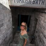 Inês Gutierrez Instagram – Aquilo que tinha ainda para vos mostrar desta viagem à Turquia. Bate-me sempre uma saudade do que vivi passado uns dias de regresso…
1 – Antes de saber que me iam dar um banho, no sentido literal da palavra. Sou fã de massagens, mas os hammams ainda não conhecia. Um banho turco, uma experiência única, ligeiramente constrangedora e diferente de tudo aquilo que já tinha feito.
2 – Pequeno-almoço no hotel incrível onde ficámos na Capadócia, no @lunarcappadociahotel, com o casaco novo que comprei numa loja vintage de rua em Istambul 
3 – A felicidade, a tranquilidade e a beleza de uma passeio de balão na Capadócia
4 – Algures numa gelataria, onde entrei só para escrever o nome da minha filha e onde nem um gelado comi 😂 chamam-se saudades 
5 – O terraço do @lunarcappadociahotel que nos preparou um shooting breakfast (era suposto haver balões atrás de nós mas nesse dia o voo tinha sido cancelado haha)
6 – Tinha que regressar a Istambul para ir ao famoso bairro Fener and Balat, pelo qual me apaixonei 
7 – Porque há rotinas matinais que se mantêm em qualquer sítio do mundo
8 – Quando, a caminho de Şanliurfa, o Driver nos quis levar a um atelier local de cerâmica e tive só dos momentos mais cómicos da minha viagem
9 – Como voltei a Istambul, voltei ao hotel onde já tínhamos estado que é mesmo o meu género, e onde fomos mesmo bem recebidos. @whboutiquehotel, que equipa maravilhosa!
10 – Fener and Balat e aquele sorriso agridoce de quem está no último dia / horas desta viagem.
