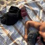 Inês Gutierrez Instagram - Sei que não estás a contabilizar mas, como mãe, eu não me esqueço. Não me esqueço da força que fizeste, ao meu lado, para a tua filha nascer. Não me esqueço das noitadas e das tantas horas que tiveste acordado quanto eu. Não me esqueço das vezes que vinhas a correr das gravações e que me dizias ao telefone “pffv, não dês o banho, quero mesmo ser eu a dar”. Não me esqueço de todas as vezes que me dizias “eu sei que é o teu dia de a ires buscar à escola, mas também estou a ir”. Não me esqueço de todas as vezes que olhavas atentamente para mim e para ela, tentando aprender, como se tivesses alguma coisa a aprender com as nossas brincadeiras. Não me esqueço de todos os teus receios (x 10000) que, por vezes, tanto me irritam 🤭 mas que só espelham preocupação, presença e amor. Não me esqueço da primeira vez que a levaste à natação todo orgulhoso. Não me esqueço que foste o primeiro a ficar com ela sozinho em casa porque eu tinha mais medo do que tu. Não me esqueço que encontraste uma relação diferente de pai-filha quando eu fui para o Sri Lanka. Não me esqueço de todas as vezes que ficas bloqueado a olhar para o intercomunicador no meio de um jantar de família porque só queres garantir que a tua filha está a dormir sossegada no meio da confusão. Não me esqueço de todas as vezes que te esforças tanto para não lhe limpares a boca 5 vezes em vez de 10. Não me esqueço de todas as fotografias que recebo vossas a passearem de bicicleta no paredão ou a andarem nos baloiços no parque. Não me esqueço de todas as vezes que ficavas triste porque ela só queria a “mamã”, mas mesmo assim ficavas sempre ali ao lado, sem que isso nunca te afastasse. Não me esqueço de todas as vezes que a encheste de beijos e mimo. Não me esqueço do pai que foste e que tens sido. O futuro não o conheço. Mas de tudo isto… Nunca me vou esquecer. Para mim, este tem sido o teu papel mais bonito. O pai que qualquer um gostaria de ter.❤️ #diadopai