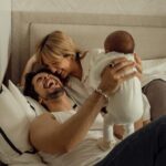 Inês Gutierrez Instagram - Sei que não estás a contabilizar mas, como mãe, eu não me esqueço. Não me esqueço da força que fizeste, ao meu lado, para a tua filha nascer. Não me esqueço das noitadas e das tantas horas que tiveste acordado quanto eu. Não me esqueço das vezes que vinhas a correr das gravações e que me dizias ao telefone “pffv, não dês o banho, quero mesmo ser eu a dar”. Não me esqueço de todas as vezes que me dizias “eu sei que é o teu dia de a ires buscar à escola, mas também estou a ir”. Não me esqueço de todas as vezes que olhavas atentamente para mim e para ela, tentando aprender, como se tivesses alguma coisa a aprender com as nossas brincadeiras. Não me esqueço de todos os teus receios (x 10000) que, por vezes, tanto me irritam 🤭 mas que só espelham preocupação, presença e amor. Não me esqueço da primeira vez que a levaste à natação todo orgulhoso. Não me esqueço que foste o primeiro a ficar com ela sozinho em casa porque eu tinha mais medo do que tu. Não me esqueço que encontraste uma relação diferente de pai-filha quando eu fui para o Sri Lanka. Não me esqueço de todas as vezes que ficas bloqueado a olhar para o intercomunicador no meio de um jantar de família porque só queres garantir que a tua filha está a dormir sossegada no meio da confusão. Não me esqueço de todas as vezes que te esforças tanto para não lhe limpares a boca 5 vezes em vez de 10. Não me esqueço de todas as fotografias que recebo vossas a passearem de bicicleta no paredão ou a andarem nos baloiços no parque. Não me esqueço de todas as vezes que ficavas triste porque ela só queria a “mamã”, mas mesmo assim ficavas sempre ali ao lado, sem que isso nunca te afastasse. Não me esqueço de todas as vezes que a encheste de beijos e mimo. Não me esqueço do pai que foste e que tens sido. O futuro não o conheço. Mas de tudo isto… Nunca me vou esquecer. Para mim, este tem sido o teu papel mais bonito. O pai que qualquer um gostaria de ter.❤️ #diadopai