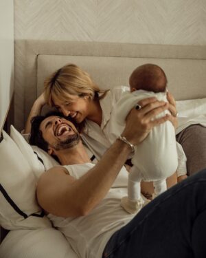 Inês Gutierrez Instagram - Sei que não estás a contabilizar mas, como mãe, eu não me esqueço. Não me esqueço da força que fizeste, ao meu lado, para a tua filha nascer. Não me esqueço das noitadas e das tantas horas que tiveste acordado quanto eu. Não me esqueço das vezes que vinhas a correr das gravações e que me dizias ao telefone “pffv, não dês o banho, quero mesmo ser eu a dar”. Não me esqueço de todas as vezes que me dizias “eu sei que é o teu dia de a ires buscar à escola, mas também estou a ir”. Não me esqueço de todas as vezes que olhavas atentamente para mim e para ela, tentando aprender, como se tivesses alguma coisa a aprender com as nossas brincadeiras. Não me esqueço de todos os teus receios (x 10000) que, por vezes, tanto me irritam 🤭 mas que só espelham preocupação, presença e amor. Não me esqueço da primeira vez que a levaste à natação todo orgulhoso. Não me esqueço que foste o primeiro a ficar com ela sozinho em casa porque eu tinha mais medo do que tu. Não me esqueço que encontraste uma relação diferente de pai-filha quando eu fui para o Sri Lanka. Não me esqueço de todas as vezes que ficas bloqueado a olhar para o intercomunicador no meio de um jantar de família porque só queres garantir que a tua filha está a dormir sossegada no meio da confusão. Não me esqueço de todas as vezes que te esforças tanto para não lhe limpares a boca 5 vezes em vez de 10. Não me esqueço de todas as fotografias que recebo vossas a passearem de bicicleta no paredão ou a andarem nos baloiços no parque. Não me esqueço de todas as vezes que ficavas triste porque ela só queria a “mamã”, mas mesmo assim ficavas sempre ali ao lado, sem que isso nunca te afastasse. Não me esqueço de todas as vezes que a encheste de beijos e mimo. Não me esqueço do pai que foste e que tens sido. O futuro não o conheço. Mas de tudo isto… Nunca me vou esquecer. Para mim, este tem sido o teu papel mais bonito. O pai que qualquer um gostaria de ter.❤️ #diadopai