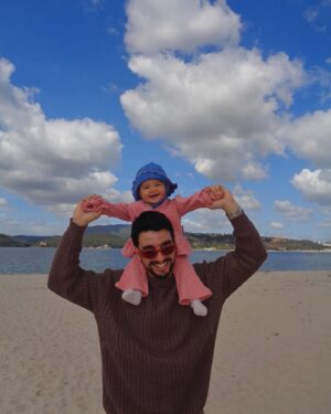 Inês Gutierrez Instagram - Sei que não estás a contabilizar mas, como mãe, eu não me esqueço. Não me esqueço da força que fizeste, ao meu lado, para a tua filha nascer. Não me esqueço das noitadas e das tantas horas que tiveste acordado quanto eu. Não me esqueço das vezes que vinhas a correr das gravações e que me dizias ao telefone “pffv, não dês o banho, quero mesmo ser eu a dar”. Não me esqueço de todas as vezes que me dizias “eu sei que é o teu dia de a ires buscar à escola, mas também estou a ir”. Não me esqueço de todas as vezes que olhavas atentamente para mim e para ela, tentando aprender, como se tivesses alguma coisa a aprender com as nossas brincadeiras. Não me esqueço de todos os teus receios (x 10000) que, por vezes, tanto me irritam 🤭 mas que só espelham preocupação, presença e amor. Não me esqueço da primeira vez que a levaste à natação todo orgulhoso. Não me esqueço que foste o primeiro a ficar com ela sozinho em casa porque eu tinha mais medo do que tu. Não me esqueço que encontraste uma relação diferente de pai-filha quando eu fui para o Sri Lanka. Não me esqueço de todas as vezes que ficas bloqueado a olhar para o intercomunicador no meio de um jantar de família porque só queres garantir que a tua filha está a dormir sossegada no meio da confusão. Não me esqueço de todas as vezes que te esforças tanto para não lhe limpares a boca 5 vezes em vez de 10. Não me esqueço de todas as fotografias que recebo vossas a passearem de bicicleta no paredão ou a andarem nos baloiços no parque. Não me esqueço de todas as vezes que ficavas triste porque ela só queria a “mamã”, mas mesmo assim ficavas sempre ali ao lado, sem que isso nunca te afastasse. Não me esqueço de todas as vezes que a encheste de beijos e mimo. Não me esqueço do pai que foste e que tens sido. O futuro não o conheço. Mas de tudo isto… Nunca me vou esquecer. Para mim, este tem sido o teu papel mais bonito. O pai que qualquer um gostaria de ter.❤️ #diadopai