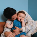Inês Gutierrez Instagram – Sei que não estás a contabilizar mas, como mãe, eu não me esqueço. Não me esqueço da força que fizeste, ao meu lado, para a tua filha nascer. Não me esqueço das noitadas e das tantas horas que tiveste acordado quanto eu. Não me esqueço das vezes que vinhas a correr das gravações e que me dizias ao telefone “pffv, não dês o banho, quero mesmo ser eu a dar”. Não me esqueço de todas as vezes que me dizias “eu sei que é o teu dia de a ires buscar à escola, mas também estou a ir”. Não me esqueço de todas as vezes que olhavas atentamente para mim e para ela, tentando aprender, como se tivesses alguma coisa a aprender com as nossas brincadeiras. Não me esqueço de todos os teus receios (x 10000) que, por vezes, tanto me irritam 🤭 mas que só espelham preocupação, presença e amor. Não me esqueço da primeira vez que a levaste à natação todo orgulhoso. Não me esqueço que foste o primeiro a ficar com ela sozinho em casa porque eu tinha mais medo do que tu. Não me esqueço que encontraste uma relação diferente de pai-filha quando eu fui para o Sri Lanka. Não me esqueço de todas as vezes que ficas bloqueado a olhar para o intercomunicador no meio de um jantar de família porque só queres garantir que a tua filha está a dormir sossegada no meio da confusão. Não me esqueço de todas as vezes que te esforças tanto para não lhe limpares a boca 5 vezes em vez de 10. Não me esqueço de todas as fotografias que recebo vossas a passearem de bicicleta no paredão ou a andarem nos baloiços no parque. Não me esqueço de todas as vezes que ficavas triste porque ela só queria a “mamã”, mas mesmo assim ficavas sempre ali ao lado, sem que isso nunca te afastasse. Não me esqueço de todas as vezes que a encheste de beijos e mimo. Não me esqueço do pai que foste e que tens sido. O futuro não o conheço. Mas de tudo isto… Nunca me vou esquecer. Para mim, este tem sido o teu papel mais bonito. O pai que qualquer um gostaria de ter.❤️ #diadopai