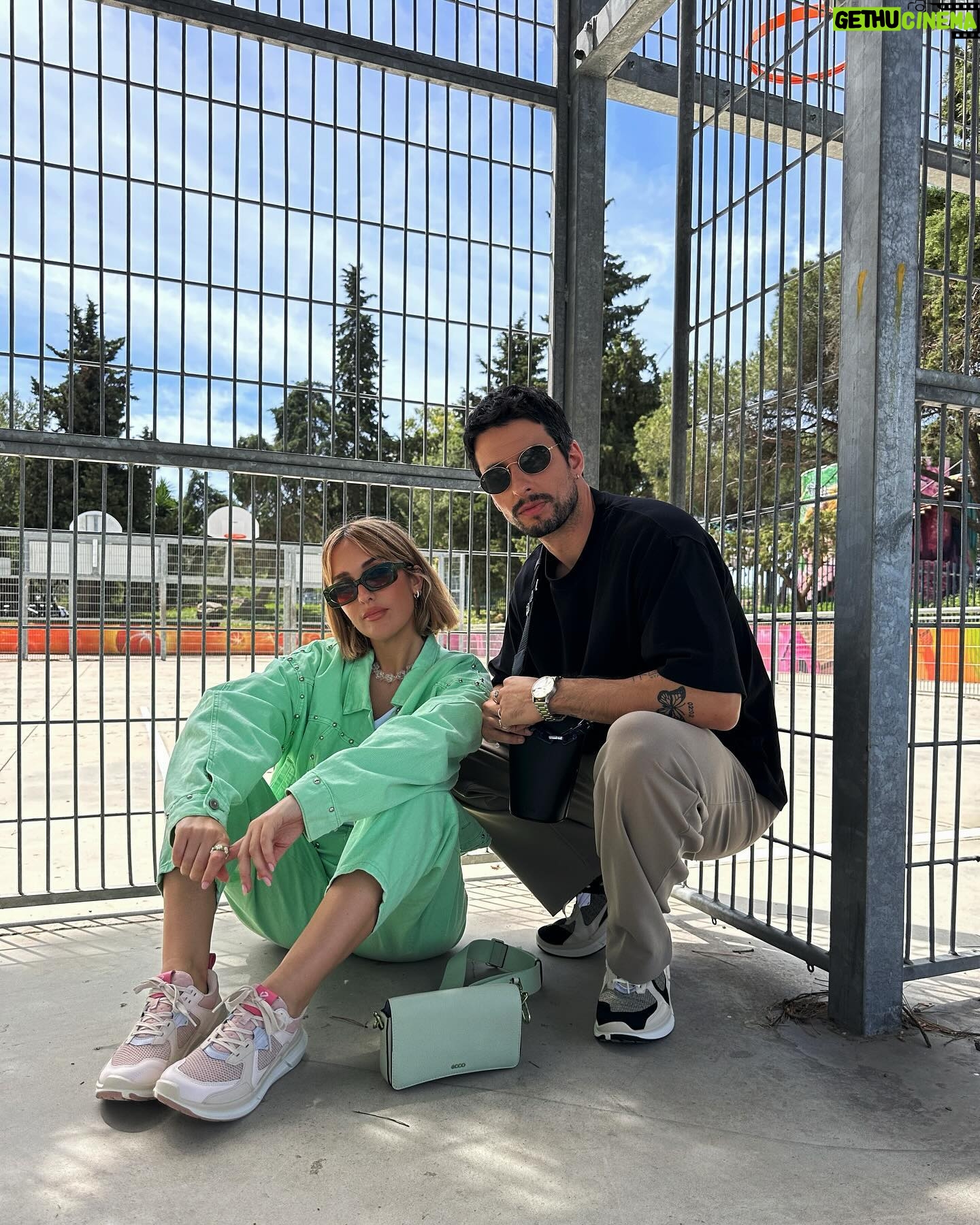 Inês Gutierrez Instagram - Quando pegas no telemóvel e vais simplesmente tirar fotografias para a rua porque está sol e estás a sentir o outfit😎. E quando temos os dois vontades iguais em simultâneo, melhor ainda! Estamos com ténis e malas da @ecco, um clássico no nosso closet já há uns bons anos. Sol, podes voltar hoje?☀ #ECCO #ECCOBIOM #PUB