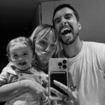 Inês Gutierrez Instagram – Sei que não estás a contabilizar mas, como mãe, eu não me esqueço. Não me esqueço da força que fizeste, ao meu lado, para a tua filha nascer. Não me esqueço das noitadas e das tantas horas que tiveste acordado quanto eu. Não me esqueço das vezes que vinhas a correr das gravações e que me dizias ao telefone “pffv, não dês o banho, quero mesmo ser eu a dar”. Não me esqueço de todas as vezes que me dizias “eu sei que é o teu dia de a ires buscar à escola, mas também estou a ir”. Não me esqueço de todas as vezes que olhavas atentamente para mim e para ela, tentando aprender, como se tivesses alguma coisa a aprender com as nossas brincadeiras. Não me esqueço de todos os teus receios (x 10000) que, por vezes, tanto me irritam 🤭 mas que só espelham preocupação, presença e amor. Não me esqueço da primeira vez que a levaste à natação todo orgulhoso. Não me esqueço que foste o primeiro a ficar com ela sozinho em casa porque eu tinha mais medo do que tu. Não me esqueço que encontraste uma relação diferente de pai-filha quando eu fui para o Sri Lanka. Não me esqueço de todas as vezes que ficas bloqueado a olhar para o intercomunicador no meio de um jantar de família porque só queres garantir que a tua filha está a dormir sossegada no meio da confusão. Não me esqueço de todas as vezes que te esforças tanto para não lhe limpares a boca 5 vezes em vez de 10. Não me esqueço de todas as fotografias que recebo vossas a passearem de bicicleta no paredão ou a andarem nos baloiços no parque. Não me esqueço de todas as vezes que ficavas triste porque ela só queria a “mamã”, mas mesmo assim ficavas sempre ali ao lado, sem que isso nunca te afastasse. Não me esqueço de todas as vezes que a encheste de beijos e mimo. Não me esqueço do pai que foste e que tens sido. O futuro não o conheço. Mas de tudo isto… Nunca me vou esquecer. Para mim, este tem sido o teu papel mais bonito. O pai que qualquer um gostaria de ter.❤️ #diadopai