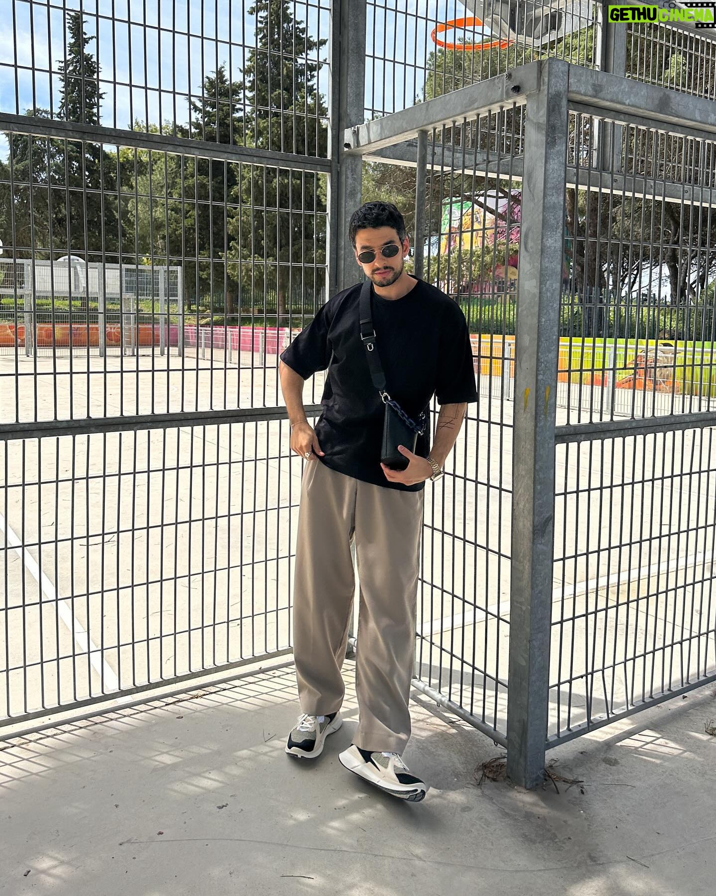 Inês Gutierrez Instagram - Quando pegas no telemóvel e vais simplesmente tirar fotografias para a rua porque está sol e estás a sentir o outfit😎. E quando temos os dois vontades iguais em simultâneo, melhor ainda! Estamos com ténis e malas da @ecco, um clássico no nosso closet já há uns bons anos. Sol, podes voltar hoje?☀ #ECCO #ECCOBIOM #PUB