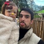 Inês Gutierrez Instagram – Sei que não estás a contabilizar mas, como mãe, eu não me esqueço. Não me esqueço da força que fizeste, ao meu lado, para a tua filha nascer. Não me esqueço das noitadas e das tantas horas que tiveste acordado quanto eu. Não me esqueço das vezes que vinhas a correr das gravações e que me dizias ao telefone “pffv, não dês o banho, quero mesmo ser eu a dar”. Não me esqueço de todas as vezes que me dizias “eu sei que é o teu dia de a ires buscar à escola, mas também estou a ir”. Não me esqueço de todas as vezes que olhavas atentamente para mim e para ela, tentando aprender, como se tivesses alguma coisa a aprender com as nossas brincadeiras. Não me esqueço de todos os teus receios (x 10000) que, por vezes, tanto me irritam 🤭 mas que só espelham preocupação, presença e amor. Não me esqueço da primeira vez que a levaste à natação todo orgulhoso. Não me esqueço que foste o primeiro a ficar com ela sozinho em casa porque eu tinha mais medo do que tu. Não me esqueço que encontraste uma relação diferente de pai-filha quando eu fui para o Sri Lanka. Não me esqueço de todas as vezes que ficas bloqueado a olhar para o intercomunicador no meio de um jantar de família porque só queres garantir que a tua filha está a dormir sossegada no meio da confusão. Não me esqueço de todas as vezes que te esforças tanto para não lhe limpares a boca 5 vezes em vez de 10. Não me esqueço de todas as fotografias que recebo vossas a passearem de bicicleta no paredão ou a andarem nos baloiços no parque. Não me esqueço de todas as vezes que ficavas triste porque ela só queria a “mamã”, mas mesmo assim ficavas sempre ali ao lado, sem que isso nunca te afastasse. Não me esqueço de todas as vezes que a encheste de beijos e mimo. Não me esqueço do pai que foste e que tens sido. O futuro não o conheço. Mas de tudo isto… Nunca me vou esquecer. Para mim, este tem sido o teu papel mais bonito. O pai que qualquer um gostaria de ter.❤️ #diadopai