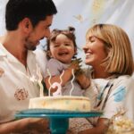 Inês Gutierrez Instagram - A minha bebé-feliz ☀️ O sorriso da minha filha nestas fotografias grita ALEGRIA! Íamos só juntar a família e os amigos mais próximos para soprar as velas porque estávamos no caos de mudanças e, de repente, eu digo “Oh João, e se organizássemos um atelier de pintura e todos levassem as suas t-shirts?”. E assim foi: de repente a @cabanaparque foi a nossa casa neste dia, com um workshop de pintura sensorial (e comestível) para todos os pais e filhos pela @jumpinbytiazana e a incrível decoração pensada ao detalhe e com toda a entrega e coração @duma_familyinspired 🥹 É que não conseguimos fazer de outra forma. Somos assim… INTENSOS! E esta festa foi pensada para a Malu, que tem dado cor aos nossos dias. 🎨 E que dia colorido foi este! Obrigada @joannacorreia_ por estes registos que tornaram este post muito desafiante 😅😍 e obrigada @numinstante.mg por este bolo dos 2 anos mais bonitos das nossas vidas (estava delicioso!!). Não há nada que me deixe mais feliz do que ver os outros felizes… e, quando se trata da minha filha, vale a dobrar. Estou tão orgulhosa da minha boneca, da minha família e de quem escolhe estar por perto.🍀 #bday #malu #2 #partners