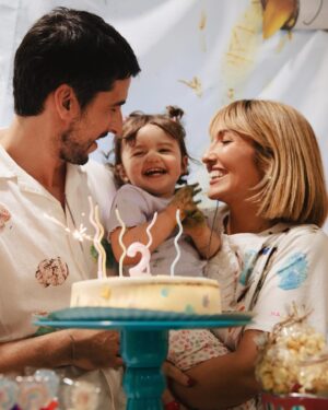 Inês Gutierrez Instagram - A minha bebé-feliz ☀️ O sorriso da minha filha nestas fotografias grita ALEGRIA! Íamos só juntar a família e os amigos mais próximos para soprar as velas porque estávamos no caos de mudanças e, de repente, eu digo “Oh João, e se organizássemos um atelier de pintura e todos levassem as suas t-shirts?”. E assim foi: de repente a @cabanaparque foi a nossa casa neste dia, com um workshop de pintura sensorial (e comestível) para todos os pais e filhos pela @jumpinbytiazana e a incrível decoração pensada ao detalhe e com toda a entrega e coração @duma_familyinspired 🥹 É que não conseguimos fazer de outra forma. Somos assim… INTENSOS! E esta festa foi pensada para a Malu, que tem dado cor aos nossos dias. 🎨 E que dia colorido foi este!
Obrigada @joannacorreia_ por estes registos que tornaram este post muito desafiante 😅😍 e obrigada @numinstante.mg por este bolo dos 2 anos mais bonitos das nossas vidas (estava delicioso!!).
Não há nada que me deixe mais feliz do que ver os outros felizes… e, quando se trata da minha filha, vale a dobrar. Estou tão orgulhosa da minha boneca, da minha família e de quem escolhe estar por perto.🍀

#bday #malu #2 #partners