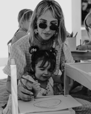 Inês Gutierrez Instagram - Se há coisa que me faz bem à cabeça é ser criança com a minha filha.❤️ Nestas coisas ela é, sem dúvida, a minha melhor companhia, o meu melhor público e a minha gargalhada favorita. E aprendemos tanto, a brincar, juntas 🥹 Passámos um bonito dia da criança mas, para mim, será sempre bebé.🥲
•
#diadacriança #parasemprebebé #sercrianca #serfeliz #brincar #foreverbaby
