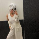 Inês Gutierrez Instagram – Não sou especialista em desporto, muito menos em treinos de pernas. Este treino foi-me passado por uma PT do meu ginásio, consoante os meus objectivos e a minha condição física. Posso dizer-vos que, antes de ser mãe, os pesos que fazia nas mesmas máquinas eram provavelmente o dobro, a frequência e a assiduidade também eram outras, mas o meu objectivo com este reels não é ensinar-vos a treinar. É simplesmente o de partilhar convosco a motivação que vou tentando arranjar (mesmo que refundida) e que, no meio da dificuldade que tenho em conciliar a minha vida profissional e familiar, e dos 1500 contratempos que têm surgido nos últimos tempos, vou encontrando (umas vez mais, outras vezes menos) estes 45 minutos. Para além de sentir, ao longo destes anos, que a musculação melhora muito a minha postura, as dores de costas, as dores de cabeça, que me deixa o corpo esteticamente mais bonito e saudável (e tantos outros benefícios a longo prazo,…, a verdade é que, no final de cada treino, a sensação é tão compensatória… apesar de estar sempre sem forças, sinto-me leve, LEVE! 🦋 Para mim, pode ser um treino destes no ginásio, mas, para vocês, pode ser um outro exercício físico qualquer. Com este vídeo, só queria tentar motivar-vos um bocadinho a encontrar essa leveza, seja com que modalidade for. Preciso de vos dizer que, durante anos, odiei musculação, odiei máquinas de ginásio, achava uma seca… hoje em dia, é das minhas coisas favoritas. Primeiro estranha-se, depois vicia-se. Acho que os resultados falam por si! Não sigam o meu treino, está adaptado à minha fase – até de alguém que esteve algum tempo em má forma e que está a tentar lutar contra isso – e falem com as pessoas certas para vos acompanharem. 😘 Só queria mesmo ver-vos a mexer esses 🍑 ! 😎