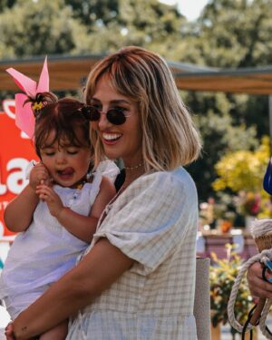 Inês Gutierrez Instagram - Se há coisa que me faz bem à cabeça é ser criança com a minha filha.❤️ Nestas coisas ela é, sem dúvida, a minha melhor companhia, o meu melhor público e a minha gargalhada favorita. E aprendemos tanto, a brincar, juntas 🥹 Passámos um bonito dia da criança mas, para mim, será sempre bebé.🥲
•
#diadacriança #parasemprebebé #sercrianca #serfeliz #brincar #foreverbaby