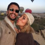 Inês Gutierrez Instagram – Aquilo que tinha ainda para vos mostrar desta viagem à Turquia. Bate-me sempre uma saudade do que vivi passado uns dias de regresso…
1 – Antes de saber que me iam dar um banho, no sentido literal da palavra. Sou fã de massagens, mas os hammams ainda não conhecia. Um banho turco, uma experiência única, ligeiramente constrangedora e diferente de tudo aquilo que já tinha feito.
2 – Pequeno-almoço no hotel incrível onde ficámos na Capadócia, no @lunarcappadociahotel, com o casaco novo que comprei numa loja vintage de rua em Istambul 
3 – A felicidade, a tranquilidade e a beleza de uma passeio de balão na Capadócia
4 – Algures numa gelataria, onde entrei só para escrever o nome da minha filha e onde nem um gelado comi 😂 chamam-se saudades 
5 – O terraço do @lunarcappadociahotel que nos preparou um shooting breakfast (era suposto haver balões atrás de nós mas nesse dia o voo tinha sido cancelado haha)
6 – Tinha que regressar a Istambul para ir ao famoso bairro Fener and Balat, pelo qual me apaixonei 
7 – Porque há rotinas matinais que se mantêm em qualquer sítio do mundo
8 – Quando, a caminho de Şanliurfa, o Driver nos quis levar a um atelier local de cerâmica e tive só dos momentos mais cómicos da minha viagem
9 – Como voltei a Istambul, voltei ao hotel onde já tínhamos estado que é mesmo o meu género, e onde fomos mesmo bem recebidos. @whboutiquehotel, que equipa maravilhosa!
10 – Fener and Balat e aquele sorriso agridoce de quem está no último dia / horas desta viagem.