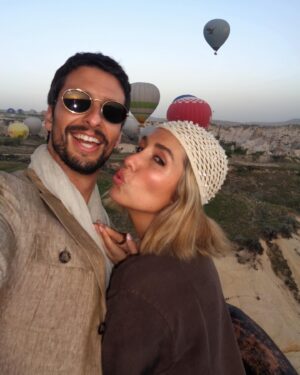 Inês Gutierrez Instagram - Aquilo que tinha ainda para vos mostrar desta viagem à Turquia. Bate-me sempre uma saudade do que vivi passado uns dias de regresso…
1 - Antes de saber que me iam dar um banho, no sentido literal da palavra. Sou fã de massagens, mas os hammams ainda não conhecia. Um banho turco, uma experiência única, ligeiramente constrangedora e diferente de tudo aquilo que já tinha feito.
2 - Pequeno-almoço no hotel incrível onde ficámos na Capadócia, no @lunarcappadociahotel, com o casaco novo que comprei numa loja vintage de rua em Istambul 
3 - A felicidade, a tranquilidade e a beleza de uma passeio de balão na Capadócia
4 - Algures numa gelataria, onde entrei só para escrever o nome da minha filha e onde nem um gelado comi 😂 chamam-se saudades 
5 - O terraço do @lunarcappadociahotel que nos preparou um shooting breakfast (era suposto haver balões atrás de nós mas nesse dia o voo tinha sido cancelado haha)
6 - Tinha que regressar a Istambul para ir ao famoso bairro Fener and Balat, pelo qual me apaixonei 
7 - Porque há rotinas matinais que se mantêm em qualquer sítio do mundo
8 - Quando, a caminho de Şanliurfa, o Driver nos quis levar a um atelier local de cerâmica e tive só dos momentos mais cómicos da minha viagem
9 - Como voltei a Istambul, voltei ao hotel onde já tínhamos estado que é mesmo o meu género, e onde fomos mesmo bem recebidos. @whboutiquehotel, que equipa maravilhosa!
10 - Fener and Balat e aquele sorriso agridoce de quem está no último dia / horas desta viagem.