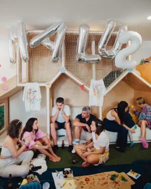 Inês Gutierrez Instagram - A minha bebé-feliz ☀️ O sorriso da minha filha nestas fotografias grita ALEGRIA! Íamos só juntar a família e os amigos mais próximos para soprar as velas porque estávamos no caos de mudanças e, de repente, eu digo “Oh João, e se organizássemos um atelier de pintura e todos levassem as suas t-shirts?”. E assim foi: de repente a @cabanaparque foi a nossa casa neste dia, com um workshop de pintura sensorial (e comestível) para todos os pais e filhos pela @jumpinbytiazana e a incrível decoração pensada ao detalhe e com toda a entrega e coração @duma_familyinspired 🥹 É que não conseguimos fazer de outra forma. Somos assim… INTENSOS! E esta festa foi pensada para a Malu, que tem dado cor aos nossos dias. 🎨 E que dia colorido foi este!
Obrigada @joannacorreia_ por estes registos que tornaram este post muito desafiante 😅😍 e obrigada @numinstante.mg por este bolo dos 2 anos mais bonitos das nossas vidas (estava delicioso!!).
Não há nada que me deixe mais feliz do que ver os outros felizes… e, quando se trata da minha filha, vale a dobrar. Estou tão orgulhosa da minha boneca, da minha família e de quem escolhe estar por perto.🍀

#bday #malu #2 #partners