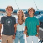 Inês Gutierrez Instagram - O meu @henriquegutierrezz voou para a Austrália 🥹🥲Tenho dois irmãos gémeos, que têm tanta paciência para o Instagram e para a televisão como eu tenho para bricolage e, talvez por isso, não os vejam muito por aqui 🫢 Cresceram comigo, conhecemos o pior e o melhor uns dos outros, somos confidentes e, acima de tudo, muito amigos. Os 10 anos de diferença que temos ou a agenda preenchida de cada um, nunca nos faz esquecer as coisas fortes que vivemos juntos, que nos moldaram... Sentimo-nos um bocadinho uns dos outros, sabem? E mesmo que esteja cada um na sua vida e fiquemos sem falar durante demasiado tempo porque estamos na nossa bolha, irmãos são sempre irmãos. Nada muda. São das poucas pessoas a quem atendo o telefone independentemente do que esteja a fazer, até porque, geralmente, quando me ligam, houve 💩 😎. O @henriquegutierrezz acabou de ter a coragem que eu não tive na idade dele. Trabalhou durante estes últimos meses, junto dinheiro, pegou nas suas malas, tratou de tudo e foi para a Austrália procurar oportunidades, aventura e descoberta. Não sabemos o que o outro lado do mapa lhe reserva, o que é certamente agridoce… Vais ter momentos inesquecíveis, e outros certamente difíceis porque a graça da vida é mesmo essa! E vais voltar cheio de histórias e de mundo... vais descobrir o melhor que há em ti. Como te disse, não há nada melhor (e mais desafiante) do que a mudança: “chego sempre onde quero ir, afastando-me de onde estava”, nunca te esqueças. Faz tudo o que tens a fazer! 🦋 E mana estará por aqui, sempre ❤️ Estou muito orgulhosa.